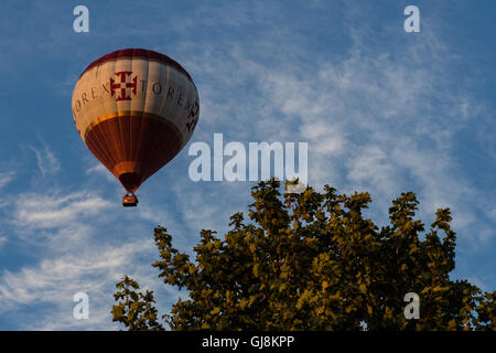 Bristol, UK. 13. August 2016. Die Masse Besteigung des Bristol Balloon Fiesta Festival startet schließlich nach Verzögerungen aufgrund von starkem Wind seit Donnerstag. Ein atemberaubender Sonnenuntergang diente als Kulisse für mehrere Ballons in den Himmel nahm, nachdem Festivalorganisatoren gab grünes Licht für Lift ab. Die Ballons trieben über der Stadt Bristol in Richtung Weiler von Bitton und Keynsham vor der Landung in Zufallsfelder und Parkland viele Meilen vom Festivalgelände Ashton Gericht. Bildnachweis: Wayne Farrell/Alamy Live-Nachrichten Stockfoto