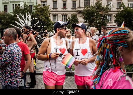 Prag, Tschechische Republik. 13. August 2016. Teilnehmer laufen in Tracht während der Gay Pride Parade in Prag. Bildnachweis: David Tesinsky/ZUMA Wire/ZUMAPRESS.com/Alamy Live-Nachrichten Stockfoto