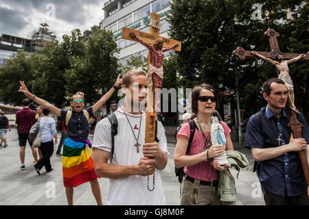 Prag, Tschechische Republik. 13. August 2016. Teilnehmer laufen in Tracht während der Gay Pride Parade in Prag. Bildnachweis: David Tesinsky/ZUMA Wire/ZUMAPRESS.com/Alamy Live-Nachrichten Stockfoto