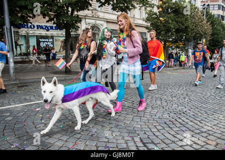 Prag, Tschechische Republik. 13. August 2016. Teilnehmer laufen in Tracht während der Gay Pride Parade in Prag. Bildnachweis: David Tesinsky/ZUMA Wire/ZUMAPRESS.com/Alamy Live-Nachrichten Stockfoto