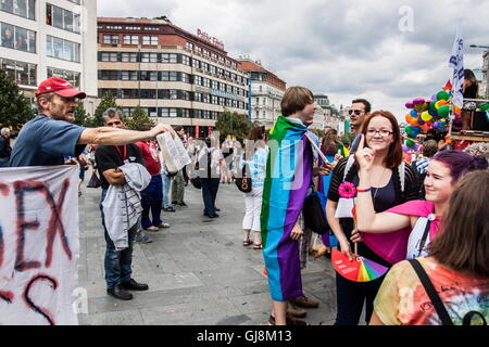 Prag, Tschechische Republik. 13. August 2016. Teilnehmer laufen in Tracht während der Gay Pride Parade in Prag. Bildnachweis: David Tesinsky/ZUMA Wire/ZUMAPRESS.com/Alamy Live-Nachrichten Stockfoto