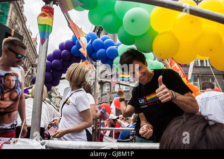 Prag, Tschechische Republik. 13. August 2016. Teilnehmer laufen in Tracht während der Gay Pride Parade in Prag. Bildnachweis: David Tesinsky/ZUMA Wire/ZUMAPRESS.com/Alamy Live-Nachrichten Stockfoto