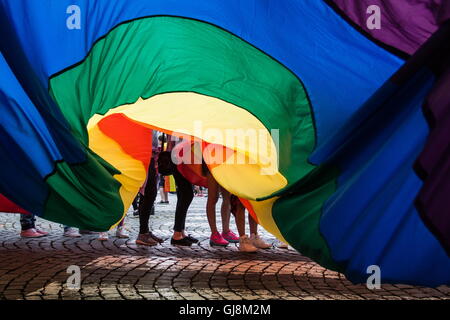 Prag, Tschechische Republik. 13. August 2016. Teilnehmer laufen in Tracht während der Gay Pride Parade in Prag. Bildnachweis: David Tesinsky/ZUMA Wire/ZUMAPRESS.com/Alamy Live-Nachrichten Stockfoto