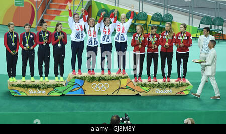 Rio De Janeiro, Brasilien. 13. August 2016. Team of Great Britain (C) feiert bestehend aus Katie Archibald, Laura Trott, Elinor Barker und Joanna Rowsell-Shand auf dem Podium, flankiert von Silber-Medaillengewinner USA und Kanada die Bronzemedaille nach dem Gewinn der Frauen Team Pursuit Final der Rio 2016 Olympischen Spiele Track Cycling Veranstaltungen im Velodrom in Rio De Janeiro, Brasilien, 13. August 2016. Foto: Felix Kaestle/Dpa/Alamy Live News Stockfoto