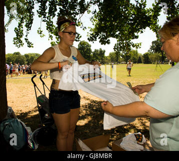 Washington, USA. 13. August 2016. Washington DC, Spenden 13. August 2016--Anbieter für T-shirts bei Schließen der Hass Pistole Kundgebung in Washington DC. Mehrere hundert Menschen trotzten der Hitze an die Rallye teilnehmen. Bildnachweis: Patsy Lynch/Alamy Live-Nachrichten Stockfoto