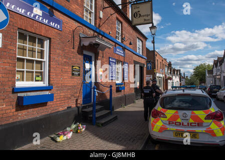 Burnham, Buckinghamshire, England. 13. August 2016. Polizei pflegen eine Szene Uhr im The George Inn in Burnham, Buckinghamshire. Polizisten hießen, das George Inn Gasthaus in der High Street auf einen Bericht von einem Mann angegriffen haben. Er war am Unfallort behandelt aber starb später im Krankenhaus. Das Opfer ist Dean Haverley, im Alter von 48, von Burnham. Bildnachweis: Peter Manning/Alamy Live-Nachrichten Stockfoto