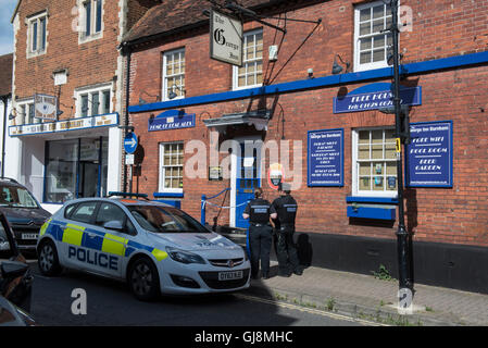 Burnham, Buckinghamshire, England. 13. August 2016. Polizei pflegen eine Szene Uhr im The George Inn in Burnham, Buckinghamshire. Polizisten hießen, das George Inn Gasthaus in der High Street auf einen Bericht von einem Mann angegriffen haben. Er war am Unfallort behandelt aber starb später im Krankenhaus. Das Opfer ist Dean Haverley, im Alter von 48, von Burnham. Bildnachweis: Peter Manning/Alamy Live-Nachrichten Stockfoto