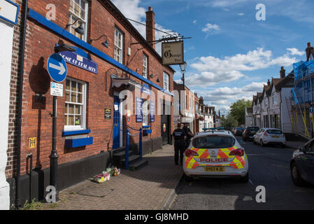 Burnham, Buckinghamshire, England. 13. August 2016. Polizei pflegen eine Szene Uhr im The George Inn in Burnham, Buckinghamshire. Polizisten hießen, das George Inn Gasthaus in der High Street auf einen Bericht von einem Mann angegriffen haben. Er war am Unfallort behandelt aber starb später im Krankenhaus. Das Opfer ist Dean Haverley, im Alter von 48, von Burnham. Bildnachweis: Peter Manning/Alamy Live-Nachrichten Stockfoto