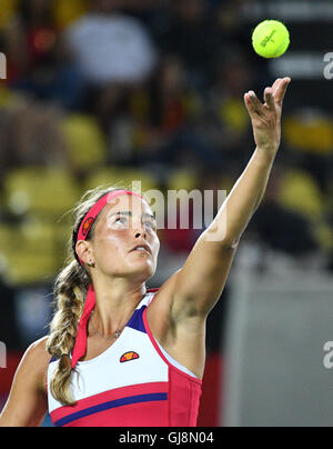 Rio De Janeiro, Brasilien. 13. August 2016. Monica Puig von Puerto Rico dient in ihrem Match gegen Angelique Kerber of Germany bei der Frauen Tennis Einzel Finale während der Rio 2016 Olympischen Spiele im Olympischen Tenniszentrum in Rio De Janeiro, Brasilien, 13. August 2016. Foto: Lukas Schulze/Dpa/Alamy Live News Stockfoto