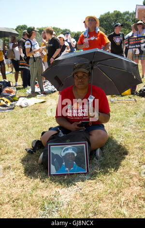 Washington DC, 13. August 2016--Marie Delus beteiligt die entwaffnen die Hass-Waffe-Rallye mit einem - Foto von ihr Neffe, Jean-Paul Dekm sitzt, der in New York City n 2008 getötet wurde. Patsy Lynch/MediaPunch Credit: MediaPunch Inc/Alamy Live-Nachrichten Stockfoto