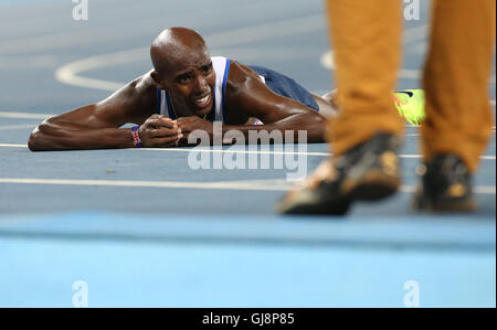 Rio De Janeiro, Brasilien. 13. August 2016. Mohamed Farah von Großbritannien reagiert nach dem Finale der Männer 10000m an den Rio Olympischen Spielen 2016 in Rio De Janeiro, Brasilien, am 13. August 2016. Mohamed Farah gewann die Goldmedaille. Bildnachweis: Li Ming/Xinhua/Alamy Live-Nachrichten Stockfoto