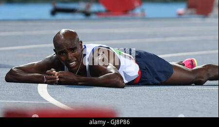 Rio De Janeiro, Brasilien. 13. August 2016. Mohamed Farah von Großbritannien reagiert nach dem Finale der Männer 10000m an den Rio Olympischen Spielen 2016 in Rio De Janeiro, Brasilien, am 13. August 2016. Mohamed Farah gewann die Goldmedaille. Bildnachweis: Lui Siu Wai/Xinhua/Alamy Live-Nachrichten Stockfoto