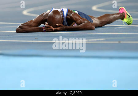 Rio De Janeiro, Brasilien. 13. August 2016. Mohamed Farah von Großbritannien reagiert nach dem Finale der Männer 10000m an den Rio Olympischen Spielen 2016 in Rio De Janeiro, Brasilien, am 13. August 2016. Mohamed Farah gewann die Goldmedaille. Bildnachweis: Li Ming/Xinhua/Alamy Live-Nachrichten Stockfoto