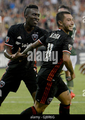 Washington, DC, USA. 13. August 2016. 20160813 - D.C. United Mittelfeldspieler LUCIANO ACOSTA (11) feiert mit d8, nach seinem Tor gegen die Portland Timbers in der ersten Hälfte im RFK Stadium in Washington. Bildnachweis: Chuck Myers/ZUMA Draht/Alamy Live-Nachrichten Stockfoto