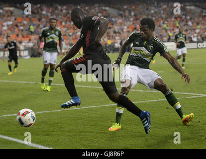 Washington, DC, USA. 13. August 2016. 20160813 - D.C. United bricht nach vorne PATRICK NYARKO (12) um Portland Timbers Verteidiger schimmerndes POWELL (2) in der ersten Hälfte im RFK Stadium in Washington. Bildnachweis: Chuck Myers/ZUMA Draht/Alamy Live-Nachrichten Stockfoto