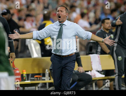 Washington, DC, USA. 13. August 2016. 20160813 - Portland Timbers Trainer CALEB PORTER beschwert sich ein Schiedsrichter-Assistent in der zweiten Hälfte gegen D.C. United im RFK Stadium in Washington. Bildnachweis: Chuck Myers/ZUMA Draht/Alamy Live-Nachrichten Stockfoto