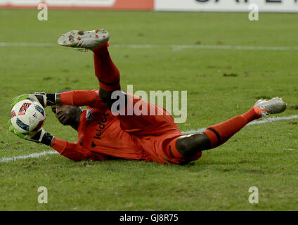 Washington, DC, USA. 13. August 2016. 20160813 - D.C. United Torwart BILL HAMID (28) blockt den Schuß gegen die Portland Timbers in der zweiten Hälfte im RFK Stadium in Washington. Bildnachweis: Chuck Myers/ZUMA Draht/Alamy Live-Nachrichten Stockfoto