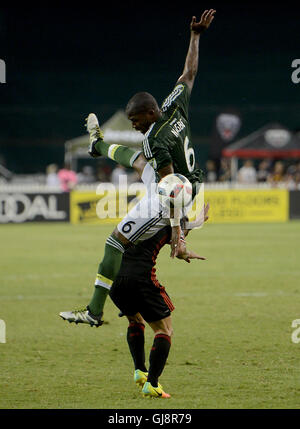 Washington, DC, USA. 13. August 2016. 20160813 - Portland Timbers Mittelfeldspieler DARLINGTON NAGBE (6) fällt über den Rücken von D.C. United Mittelfeldspieler LUCIANO ACOSTA (11), wie er einem Kopf Ball in der zweiten Hälfte im RFK Stadium in Washington spielt. Bildnachweis: Chuck Myers/ZUMA Draht/Alamy Live-Nachrichten Stockfoto