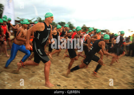 Denpasar, Bali, Indonesien. 14. August 2016. BALI, Indonesien - 14 AUGUST: Triathleten treten in die 2016 Bali International Triathlon in Denpasar am 14. August 2016 in Bali, Indonesien. Bali International Triathlon sind folgende 1,500 Triathleten aus 20 Ländern werden am Rennen teilnehmen. Bildnachweis: Sijori Bilder/ZUMA Draht/Alamy Live-Nachrichten Stockfoto