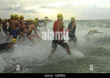 Denpasar, Bali, Indonesien. 14. August 2016. BALI, Indonesien - 14 AUGUST: Triathleten treten in die 2016 Bali International Triathlon in Denpasar am 14. August 2016 in Bali, Indonesien. Bali International Triathlon sind folgende 1,500 Triathleten aus 20 Ländern werden am Rennen teilnehmen. Bildnachweis: Sijori Bilder/ZUMA Draht/Alamy Live-Nachrichten Stockfoto