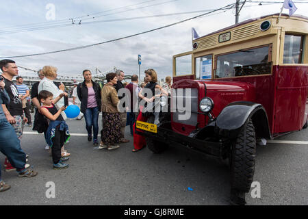 Moskau, Russland. 13. August 2016. Menschen warten in der Schlange auf einem alten Bus Bus tagsüber Moskau in Moskau, Russland, am 13. August 2016 erhalten. Eine traditionelle Parade von alten Bussen startete hier am Samstag auf dem 92. Geburtstag Moskaus Bus. Mehr als 40.000 Menschen versammelt, um Retro-Fahrzeuge während der Veranstaltung zu sehen. Bildnachweis: Evgeny Sinitsyn/Xinhua/Alamy Live-Nachrichten Stockfoto