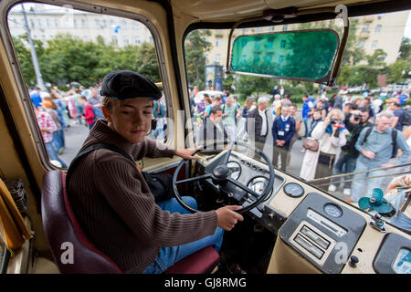 Moskau, Russland. 13. August 2016. Ein Junge sitzt in einem Bus Bus tagsüber Moskau in Moskau, Russland, am 13. August 2016. Eine traditionelle Parade von alten Bussen startete hier am Samstag auf dem 92. Geburtstag Moskaus Bus. Mehr als 40.000 Menschen versammelt, um Retro-Fahrzeuge während der Veranstaltung zu sehen. Bildnachweis: Evgeny Sinitsyn/Xinhua/Alamy Live-Nachrichten Stockfoto