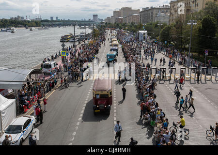 Moskau, Russland. 13. August 2016. Alte Busse fahren für eine Parade Bus tagsüber Moskau in Moskau, Russland, am 13. August 2016. Eine traditionelle Parade von alten Bussen startete hier am Samstag auf dem 92. Geburtstag Moskaus Bus. Mehr als 40.000 Menschen versammelt, um Retro-Fahrzeuge während der Veranstaltung zu sehen. Bildnachweis: Evgeny Sinitsyn/Xinhua/Alamy Live-Nachrichten Stockfoto