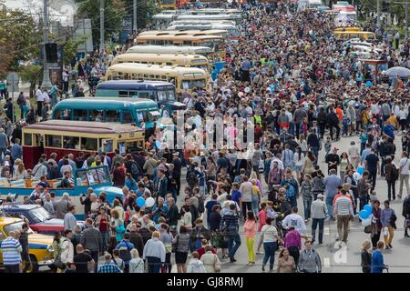 Moskau, Russland. 13. August 2016. Menschen weitergeben von alten Bussen Bus tagsüber Moskau in Moskau, 13. August 2016. Eine traditionelle Parade von alten Bussen startete hier am Samstag auf dem 92. Geburtstag Moskaus Bus. Mehr als 40.000 Menschen versammelt, um Retro-Fahrzeuge während der Veranstaltung zu sehen. Bildnachweis: Evgeny Sinitsyn/Xinhua/Alamy Live-Nachrichten Stockfoto