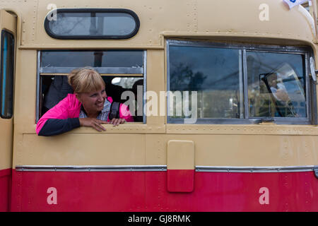 Moskau, Russland. 13. August 2016. Eine Frau blickt aus dem Fenster eines Busses Bus tagsüber Moskau in Moskau, Russland, am 13. August 2016. Eine traditionelle Parade von alten Bussen startete hier am Samstag auf dem 92. Geburtstag Moskaus Bus. Mehr als 40.000 Menschen versammelt, um Retro-Fahrzeuge während der Veranstaltung zu sehen. Bildnachweis: Evgeny Sinitsyn/Xinhua/Alamy Live-Nachrichten Stockfoto