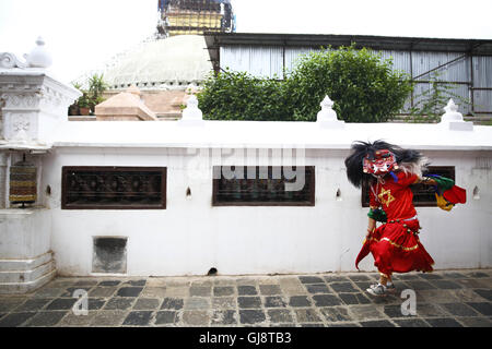 Kathmandu, Nepal. 14. August 2016. Eine nepalesische Person in ein Lakhey Kostüm gekleidet führt einen traditionellen Tanz vor der im Bau Boudhanath Stupa, ein UNESCO-Weltkulturerbe, die in letzten Jahren Erdbeben in Kathmandu in Nepal auf Sonntag, 14. August 2016 beschädigt wurde. © Skanda Gautam/ZUMA Draht/Alamy Live-Nachrichten Stockfoto