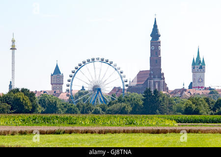 Straubing, Deutschland. 14. August 2016. Das Riesenrad auf dem Gelände Gaeubodenvolksfestes in Straubing, Deutschland, 14. August 2016. Auch zu sehen sind der Wasserturm (l-R), die Basilica St. Jakob und dem Stadtturm. Am Festival rund 1,4 Millionen Besucher sind in diesem Jahr auf dem Volksfest erwartet die bis 22. August 2016 läuft. Foto: ARMIN WEIGEL/Dpa/Alamy Live-Nachrichten Stockfoto