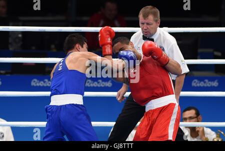 Rio De Janeiro, Brasilien. 13. August 2016. Gabriel Maestre (VEN, rot) und Daniyar Yeleussinov (KAZ). Männer-Weltergewicht Viertelfinal-4. Boxen. Riocentro 6. Olympiapark. Rio De Janeiro. Brazilien. 13.08.2016. Bildnachweis: Sport In Bilder/Alamy Live-Nachrichten Stockfoto