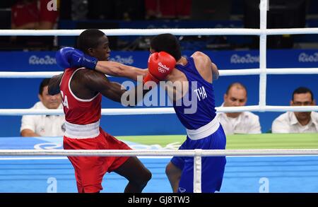 Rio De Janeiro, Brasilien. 13. August 2016. Dio Souleymane Cissokho (FRA) und Saylom Ardee (THA). Männer-Weltergewicht Viertelfinal-3. Boxen. Riocentro 6. Olympiapark. Rio De Janeiro. Brazilien. 13.08.2016. Bildnachweis: Sport In Bilder/Alamy Live-Nachrichten Stockfoto