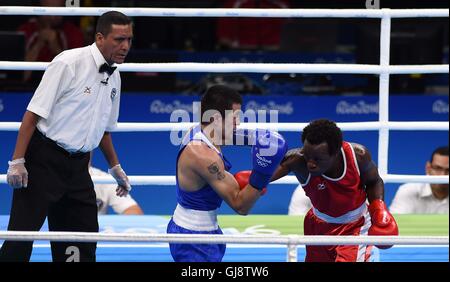 Rio De Janeiro, Brasilien. 13. August 2016. Ronald Serugo (UGA, rot) und Narek Abgaryan (ARM). Herren Fliege Gewicht vorbereitenden Übungen. Boxen. Riocentro 6. Olympiapark. Rio De Janeiro. Brazilien. 13.08.2016. Bildnachweis: Sport In Bilder/Alamy Live-Nachrichten Stockfoto