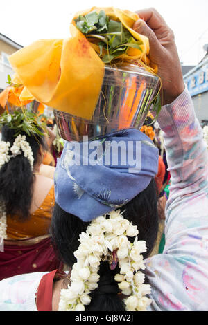London, UK. 14. August 2016. Kavadi Attam jährlichen Tamil Wagen Festivals im Shri Kanaga Thurkkai Tempel in West Ealing, Tausende von Menschen kommen, um die Feierlichkeiten wie die Göttin Amman Tempel beitreten, was bedeutet, dass die Mutter in Tamil Parade in einem bunten Wagen durch die Straßen rund um den Tempel ist. Kavadi Attam ist eine zeremonielle Opfer und Angebot von Anhängern während der Anbetung des 4Lord Murugan, Hindu Gott des Krieges geübt. Sie ist ein zentraler Bestandteil des Festival of Thaipusam und betont Schuldknechtschaft. Bildnachweis: Paul Quezada-Neiman/Alamy Live-Nachrichten Stockfoto