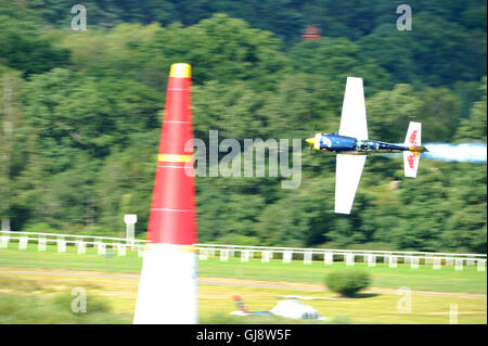 Ascot, Großbritannien. 13. August 2016. Ben Murphy (GBR) Rennen in eine zusätzliche Flugzeuge 330LX in der Red Bull Air Race Challenger Cup-Wettbewerb, Ascot, Vereinigtes Königreich.  Das Red Bull Air Race verfügt über die weltweit besten Race-Piloten in eine reine Motorsport-Wettbewerb, der Schnelligkeit, Präzision und Geschick kombiniert. Verwenden die schnellste und wendigste, leichte racing Flugzeuge, schlagen Piloten Geschwindigkeiten von 370kmh, während dauerhafte Kräfte von bis zu 10G, wie sie eine Low-Level-Slalomstrecke navigieren durch 25 Meter hohen, luftgefüllten Pylonen markiert. Stockfoto