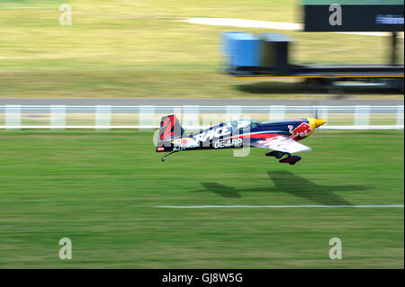 Ascot, Großbritannien. 13. August 2016. Ben Murphy (GBR) ausziehen in eine zusätzliche Flugzeuge 330LX während des Red Bull Air Race Challenger Cup-Wettbewerbs, Ascot, Vereinigtes Königreich.  Das Red Bull Air Race verfügt über die weltweit besten Race-Piloten in eine reine Motorsport-Wettbewerb, der Schnelligkeit, Präzision und Geschick kombiniert. Verwenden die schnellste und wendigste, leichte racing Flugzeuge, schlagen Piloten Geschwindigkeiten von 370kmh, während dauerhafte Kräfte von bis zu 10G, wie sie eine Low-Level-Slalomstrecke navigieren durch 25 Meter hohen, luftgefüllten Pylonen markiert. Stockfoto