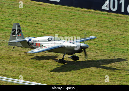 Ascot, Großbritannien. 13. August 2016. Hannes Arch (AUT) ausziehen in seiner Zivko Aeronautics Edge 540 qualifizierende tagsüber der Red Bull Air Race, Ascot, Vereinigtes Königreich.  Das Red Bull Air Race verfügt über die weltweit besten Race-Piloten in eine reine Motorsport-Wettbewerb, der Schnelligkeit, Präzision und Geschick kombiniert. Verwenden die schnellste und wendigste, leichte racing Flugzeuge, schlagen Piloten Geschwindigkeiten von 370kmh, während dauerhafte Kräfte von bis zu 10G, wie sie eine Low-Level-Slalomstrecke navigieren durch 25 Meter hohen, luftgefüllten Pylonen markiert. Stockfoto