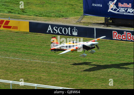 Ascot, Großbritannien. 13. August 2016. Juan Velarde (ESP) ausziehen in seiner Zivko Aeronautics Edge 540 qualifizierende tagsüber der Red Bull Air Race, Ascot, Vereinigtes Königreich.  Das Red Bull Air Race verfügt über die weltweit besten Race-Piloten in eine reine Motorsport-Wettbewerb, der Schnelligkeit, Präzision und Geschick kombiniert. Verwenden die schnellste und wendigste, leichte racing Flugzeuge, schlagen Piloten Geschwindigkeiten von 370kmh, während dauerhafte Kräfte von bis zu 10G, wie sie eine Low-Level-Slalomstrecke navigieren durch 25 Meter hohen, luftgefüllten Pylonen markiert. Stockfoto