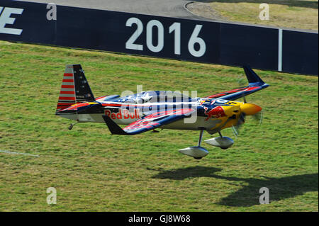 Ascot, Großbritannien. 13. August 2016. Kirby Chambliss (USA) ausziehen in seiner Zivko Aeronautics Edge 540 qualifizierende tagsüber der Red Bull Air Race, Ascot, Vereinigtes Königreich.  Das Red Bull Air Race verfügt über die weltweit besten Race-Piloten in eine reine Motorsport-Wettbewerb, der Schnelligkeit, Präzision und Geschick kombiniert. Verwenden die schnellste und wendigste, leichte racing Flugzeuge, schlagen Piloten Geschwindigkeiten von 370kmh, während dauerhafte Kräfte von bis zu 10G, wie sie eine Low-Level-Slalomstrecke navigieren durch 25 Meter hohen, luftgefüllten Pylonen markiert. Stockfoto