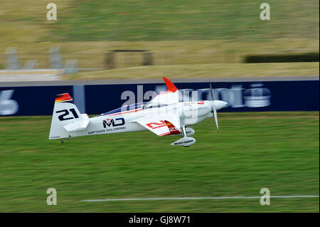 Ascot, Großbritannien. 13. August 2016. Matthias Dolderer (GER) ausziehen in seiner Zivko Aeronautics Edge 540 qualifizierende tagsüber der Red Bull Air Race, Ascot, Vereinigtes Königreich.  Das Red Bull Air Race verfügt über die weltweit besten Race-Piloten in eine reine Motorsport-Wettbewerb, der Schnelligkeit, Präzision und Geschick kombiniert. Verwenden die schnellste und wendigste, leichte racing Flugzeuge, schlagen Piloten Geschwindigkeiten von 370kmh, während dauerhafte Kräfte von bis zu 10G, wie sie eine Low-Level-Slalomstrecke navigieren durch 25 Meter hohen, luftgefüllten Pylonen markiert. Stockfoto