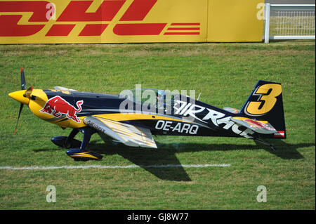 Ascot, Großbritannien. 13. August 2016. Mélanie Astles (FRA) Landung ihre zusätzliche Flugzeuge 330LX während einer freien Training bei der Red Bull Air Race, Ascot, Vereinigtes Königreich.  Das Red Bull Air Race verfügt über die weltweit besten Race-Piloten in eine reine Motorsport-Wettbewerb, der Schnelligkeit, Präzision und Geschick kombiniert. Verwenden die schnellste und wendigste, leichte racing Flugzeuge, schlagen Piloten Geschwindigkeiten von 370kmh, während dauerhafte Kräfte von bis zu 10G, wie sie eine Low-Level-Slalomstrecke navigieren durch 25 Meter hohen, luftgefüllten Pylonen markiert. Stockfoto