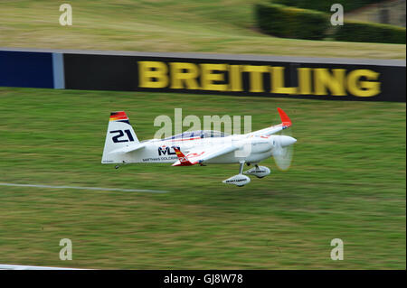 Ascot, Großbritannien. 13. August 2016. Matthias Dolderer (GER) ausziehen in seiner Zivko Aeronautics Edge 540 qualifizierende tagsüber der Red Bull Air Race, Ascot, Vereinigtes Königreich.  Das Red Bull Air Race verfügt über die weltweit besten Race-Piloten in eine reine Motorsport-Wettbewerb, der Schnelligkeit, Präzision und Geschick kombiniert. Verwenden die schnellste und wendigste, leichte racing Flugzeuge, schlagen Piloten Geschwindigkeiten von 370kmh, während dauerhafte Kräfte von bis zu 10G, wie sie eine Low-Level-Slalomstrecke navigieren durch 25 Meter hohen, luftgefüllten Pylonen markiert. Stockfoto