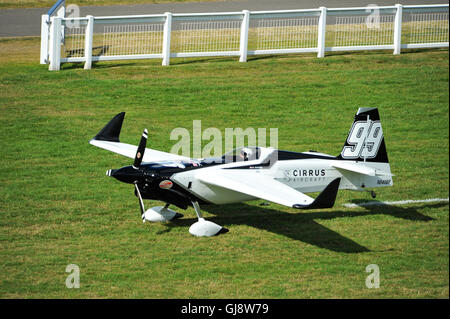 Ascot, Großbritannien. 13. August 2016. Mike Goulian (USA) Landung in seiner Zivko Aeronautics Edge 540 qualifizierende tagsüber der Red Bull Air Race, Ascot, Vereinigtes Königreich.  Das Red Bull Air Race verfügt über die weltweit besten Race-Piloten in eine reine Motorsport-Wettbewerb, der Schnelligkeit, Präzision und Geschick kombiniert. Verwenden die schnellste und wendigste, leichte racing Flugzeuge, schlagen Piloten Geschwindigkeiten von 370kmh, während dauerhafte Kräfte von bis zu 10G, wie sie eine Low-Level-Slalomstrecke navigieren durch 25 Meter hohen, luftgefüllten Pylonen markiert. Stockfoto