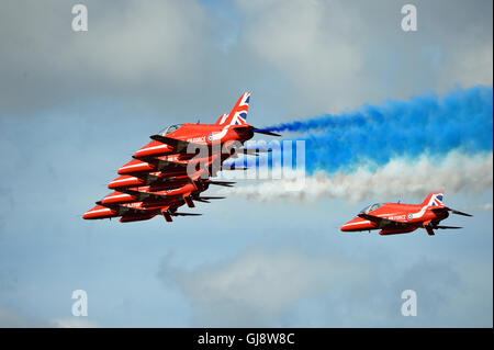 Ascot, Großbritannien. 13. August 2016. Eine Fliege Vergangenheit durch die Royal Air Force Aerobatic Team, die Red Arrows in der Red Bull Air Race, Ascot, Vereinigtes Königreich.  Das Red Bull Air Race verfügt über die weltweit besten Race-Piloten in eine reine Motorsport-Wettbewerb, der Schnelligkeit, Präzision und Geschick kombiniert. Verwenden die schnellste und wendigste, leichte racing Flugzeuge, schlagen Piloten Geschwindigkeiten von 370kmh, während dauerhafte Kräfte von bis zu 10G, wie sie eine Low-Level-Slalomstrecke navigieren durch 25 Meter hohen, luftgefüllten Pylonen markiert. Stockfoto