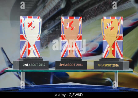 Ascot, Großbritannien. 13. August 2016. Silber, Bronze und Gold Red Bull Air Race Challenger Cup Trophäen.  Das Red Bull Air Race verfügt über die weltweit besten Race-Piloten in eine reine Motorsport-Wettbewerb, der Schnelligkeit, Präzision und Geschick kombiniert. Verwenden die schnellste und wendigste, leichte racing Flugzeuge, schlagen Piloten Geschwindigkeiten von 370kmh, während dauerhafte Kräfte von bis zu 10G, wie sie eine Low-Level-Slalomstrecke navigieren durch 25 Meter hohen, luftgefüllten Pylonen markiert. Stockfoto