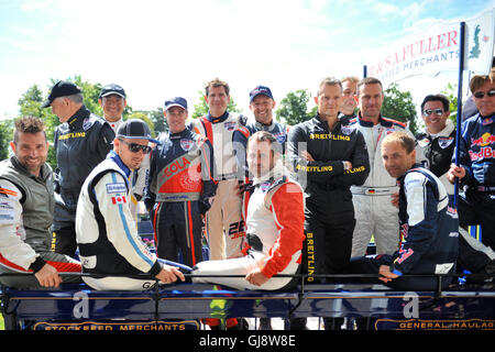 Ascot, Großbritannien. 13. August 2016. Der Wettbewerb in der Master Klasse Red Bull Air Race Piloten.  L, R, vorne, hinten: Hannes Arch (AUT), Nigel Lamb (GBR), Yoshihide Muroya (JPN), Pete McLeod (CAN), Matt Hall (AUS), Juan Velarde (ESP), Peter Podlunšek (SLO), Petr Kopfstein (CZE), François Le Vot (FRA), Nicolas Ivanoff (FRA), Matthias Dolderer (GER), Martin Sonka (CZE), Mike Goulian (USA) und Kirby Chambliss (USA).  Das Red Bull Air Race verfügt über die weltweit besten Race-Piloten in eine reine Motorsport-Wettbewerb, der Schnelligkeit, Präzision und Geschick kombiniert. Stockfoto