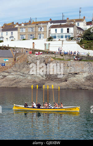 Porthleven, Cornwall, UK. 14. August 2016. Porthleven Rettungsboot Tag statt jährlich etwa im August, die RNLI, Küstenwache und Küstenwache Hubschrauber alle, unterliegen-Einsätze teilnehmen. In diesem Jahr ein Hafendamm war der erste Auftritt der neuen S-92-Hubschraubers von Bristows am Flughafen Newquay. In diesem Jahr auch gab zusätzlich das Penlee Rettungsboot es auch zwei inshore Rippen anwesend. Die S-92 Hubschrauber verkündet seine Ankunft mit eine laute Sirene über den Hafen als er flog. Bildnachweis: Bob Sharples/Alamy Live-Nachrichten Stockfoto