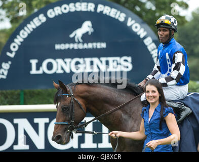 Hoppegarten, Deutschland. 14. August 2016. Eduardo Pedroza Reiten auf protektionistische posiert für ein Foto nach dem Gewinn der 126. Grosser Preis von Berlin in Hoppegarten, Deutschland, 14. August 2016. Foto: Jörg CARSTENSEN/Dpa/Alamy Live News Stockfoto