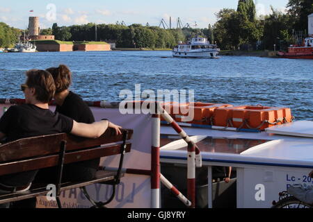 Danzig, Polen 14. August 2016 Menschen genießen sonniges Wetter in Danzig, Nordpolen. Junges Paar sitzt auf der Bank vor Festung Weichselmündung wird gesehen. Bildnachweis: Michal Fludra/Alamy Live-Nachrichten Stockfoto